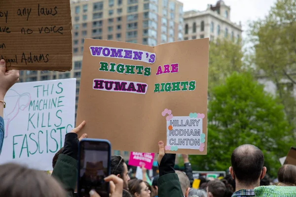 Uma Jovem Mulher Segurando Cartaz Com Palavras Direitos Das Mulheres — Fotografia de Stock