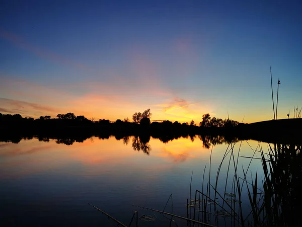 Красивый Вид Спокойное Озеро Живописном Закате — стоковое фото