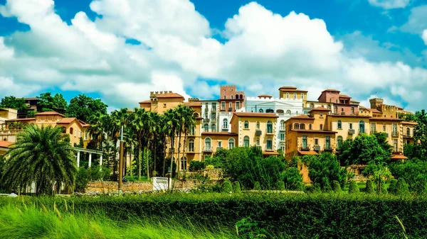 Een Prachtige Opname Van Eyrie Villas Tegen Groene Bomen Planten — Stockfoto