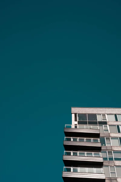 Vue Verticale Bâtiment Gris Moderne Sous Ciel Bleu Montréal Canada — Photo