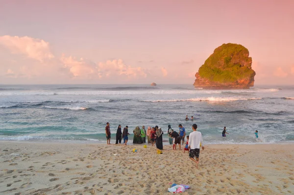 Malang Indonesia Mei 2022 Pemandangan Pantai Dengan Orang Orang Bermain — Stok Foto