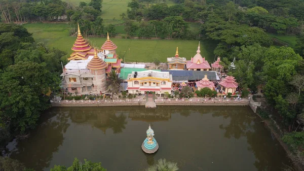 Une Antenne Temple Contre Pelouse Verte Lac Patiya Chittagong Bangladesh — Photo