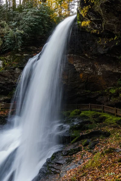 Pionowe Ujęcie Dry Falls Płynące Lesie Północnej Karolinie Usa Jesienią — Zdjęcie stockowe