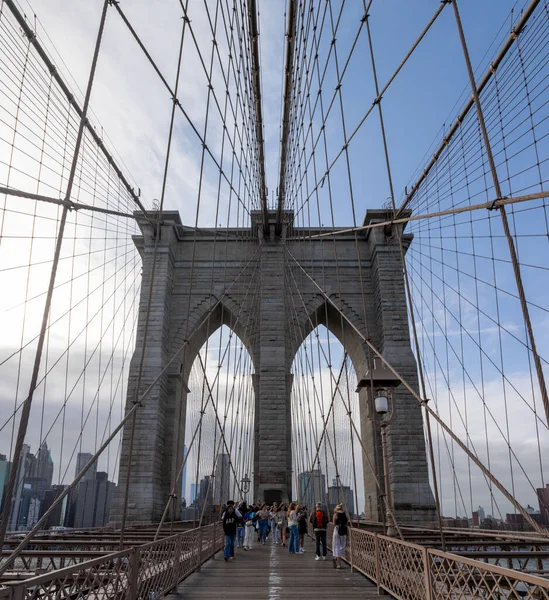 Μεγάλο Πλήθος Περπατά Στη Γέφυρα Του Μπρούκλιν Μια Όμορφη Καλοκαιρινή — Φωτογραφία Αρχείου