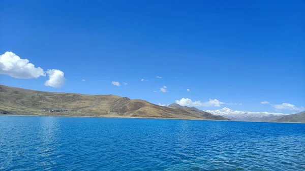 Panoramik Mavi Gökyüzü Beyaz Bulutların Altındaki Dağlarla Mavi Yamdrok Gölünün — Stok fotoğraf