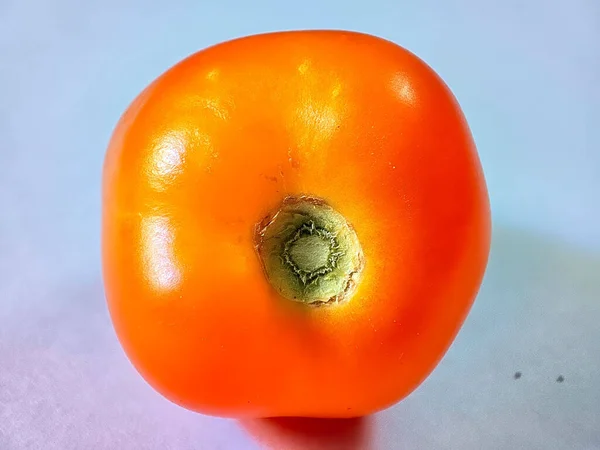 Eine Nahaufnahme Einer Frischen Roten Saftigen Tomate Auf Einer Weißen — Stockfoto