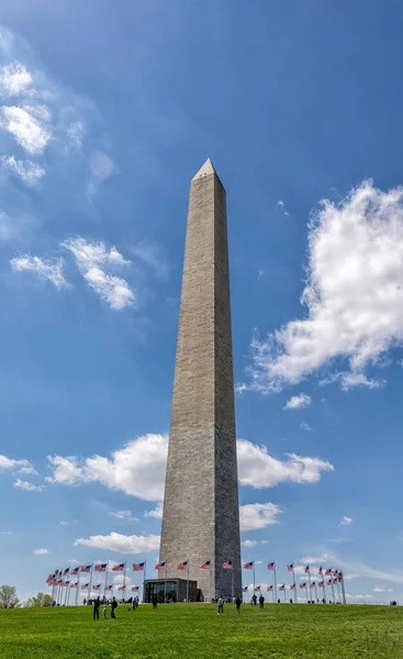在蓝云的天空背景下 华盛顿纪念馆的垂直照片 — 图库照片