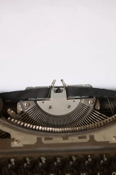 Lähikuva Vanhasta Kirjoituskoneesta Tyhjällä Valkoisella Paperilla — kuvapankkivalokuva
