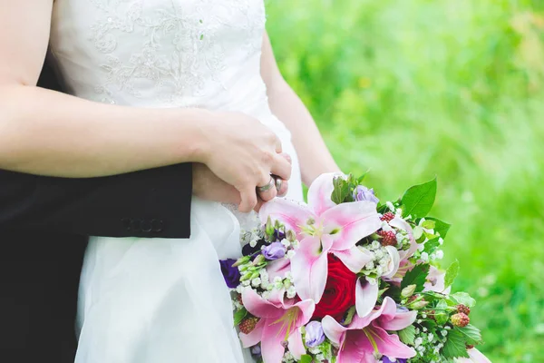 Close Das Mãos Noiva Noivo Com Anéis Buquê Casamento Dinamarca — Fotografia de Stock