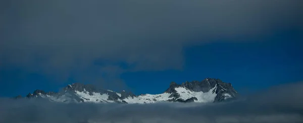 Tiro Foco Seletivo Uma Montanha Rochosa Coberta Neve — Fotografia de Stock