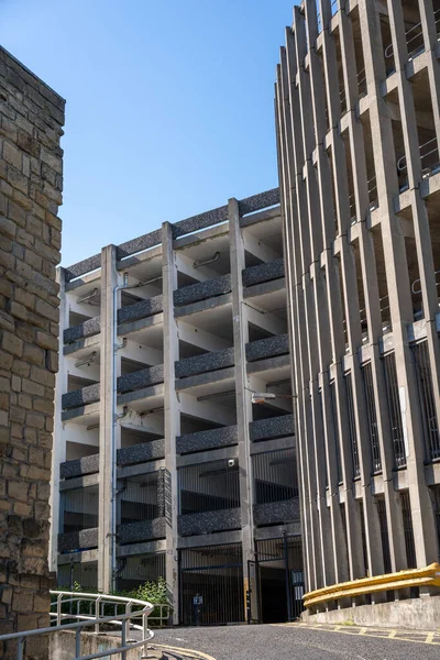 Een Verticale Opname Van Manors Parkeergarage Meerdere Verdiepingen Achter Het — Stockfoto