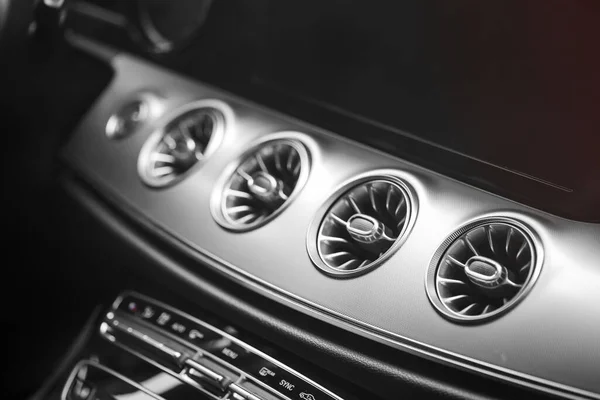 Серый Крупный План Круглых Вентиляционных Отверстий Автомобиля — стоковое фото