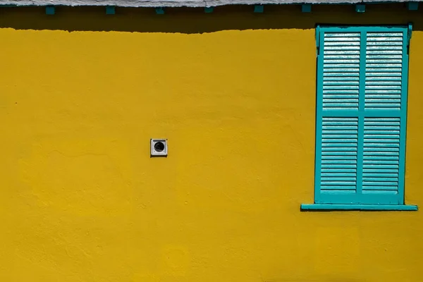 View Beautiful Yellow Wall Blue Windowframe Covered Blinds Sun — Stock Photo, Image