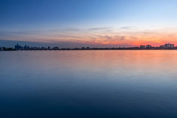 Ein Meer Bei Sonnenuntergang Mit Einer Stadt Hintergrund — Stockfoto