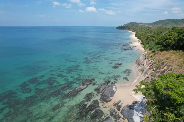 Hermoso Mar Turquesa Costa Rocosa Cubierta Vegetación Verde Lanta Tailandia —  Fotos de Stock