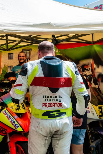 捷克共和国迈斯托市一辆覆盖着脊椎保护的摩托车赛车手的垂直镜头 — 图库照片