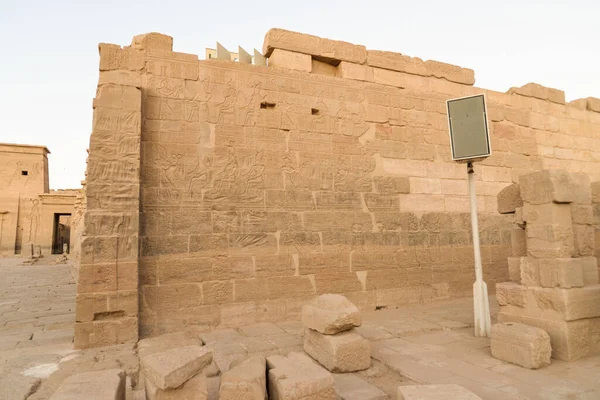 阿斯旺非利士庙宇 古埃及图腾 — 图库照片