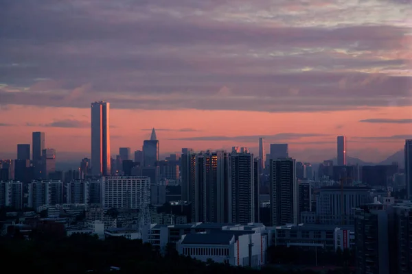 Sebuah Skyline Dari Kota Modern Pada Matahari Terbenam Dramatis — Stok Foto