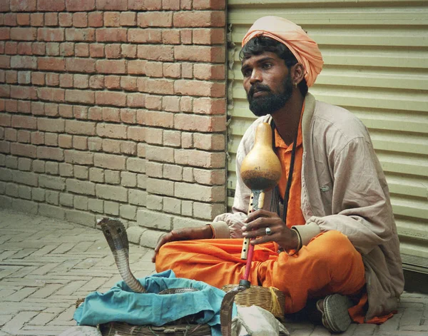 Entrenador Serpientes Masculino Tradicional Tomando Sol Calle Katmandú Nepal — Foto de Stock