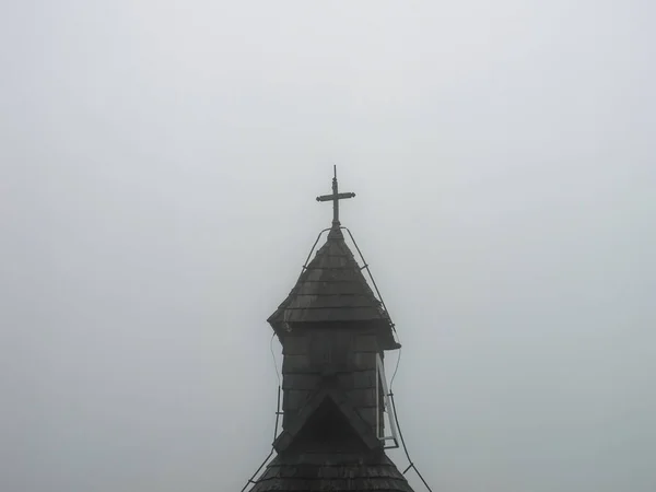 Fából Készült Torony Mária Templom Keresztjével Ködös Napon Velika Planina — Stock Fotó