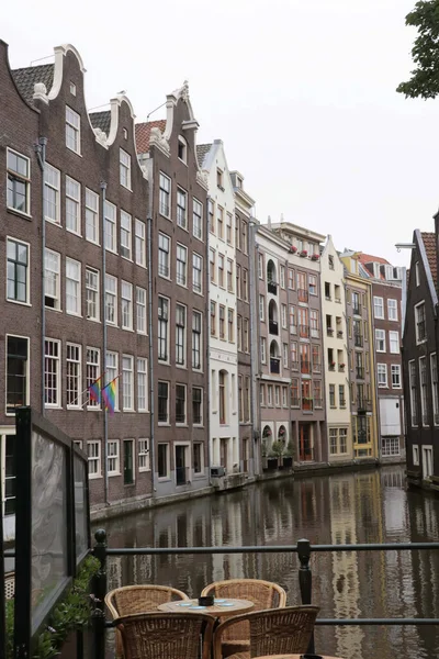美丽的建筑 带有Lgbt标志 是荷兰阿姆斯特丹众多运河中的一条 — 图库照片