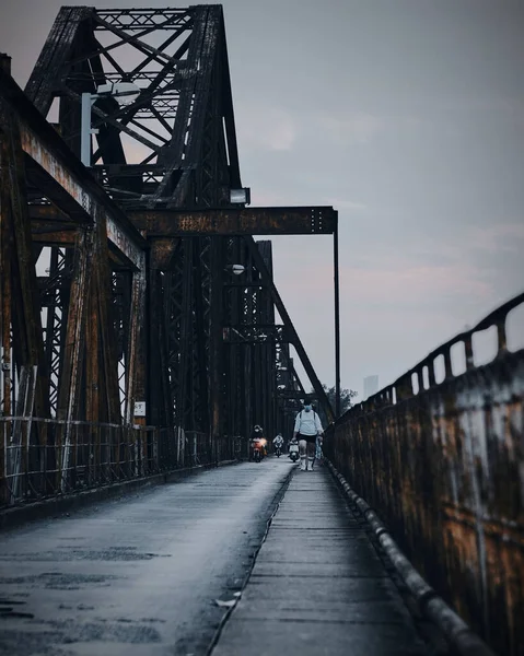 Μια Κάθετη Λήψη Ανθρώπων Στο Μονοπάτι Μιας Παλιάς Σκουριασμένης Γέφυρας — Φωτογραφία Αρχείου