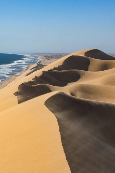 Namibia Namib Öknen Landskap Gula Sanddyner Faller Havet — Stockfoto