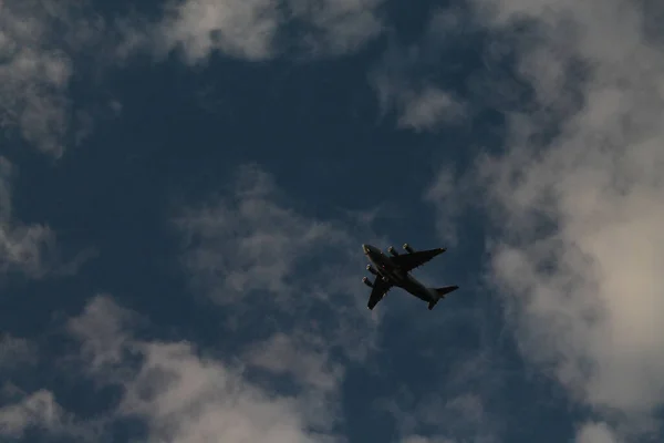 Военный Самолет Небе Рядом Посадкой Аэропорт — стоковое фото