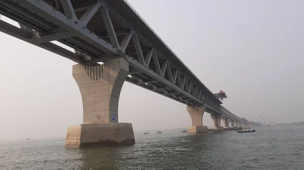 Largo Puente Sobre Agua Con Clima Nebuloso — Foto de Stock