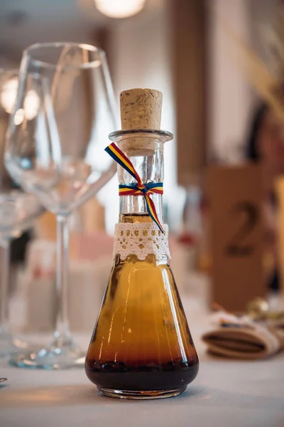 Eine Vertikale Nahaufnahme Einer Kleinen Flasche Alkohol Mit Rumänischer Flagge — Stockfoto