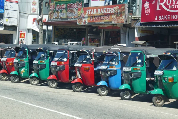 Fila Colorati Bellissimi Puntini Kandy Sri Lanka Sono Veicolo Trasporto — Foto Stock