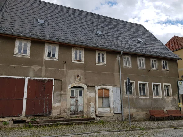 Vue Une Ancienne Maison Abandonnée Avec Toit Ardoise Avec Deux — Photo