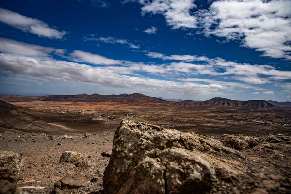 Formações Rochosas Área Árida Com Colinas Rochosas Fundo Ilha Fuerteventura — Fotografia de Stock
