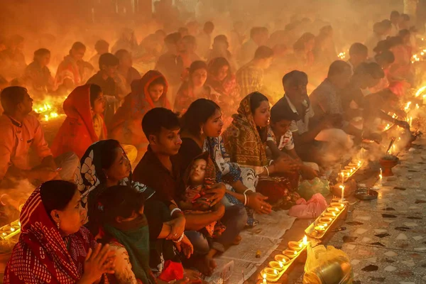 Збірка Індуських Відданих Людей Зібралися Перед Храмом Шрі Локенатх Брахмачарі — стокове фото