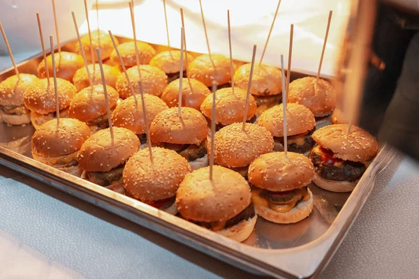 Primo Piano Vassoio Con Mini Hamburger Manzo — Foto Stock