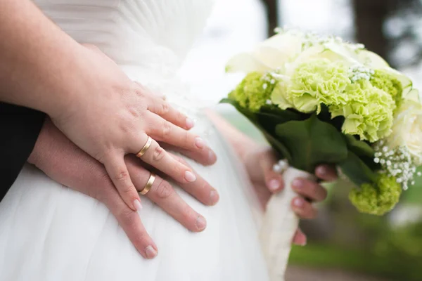 Eine Nahaufnahme Der Hände Des Brautpaares Mit Ringen Und Dem — Stockfoto