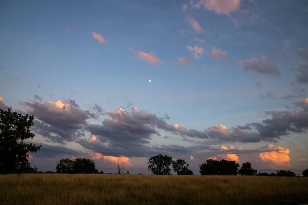 Het Prachtige Wolkenlandschap Boven Het Gouden Veld Bij Zonsondergang — Stockfoto