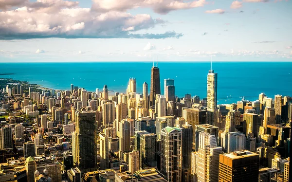 Chicago Magas Felhőkarcolói Michigan Hátterében Felhős Alatt — Stock Fotó