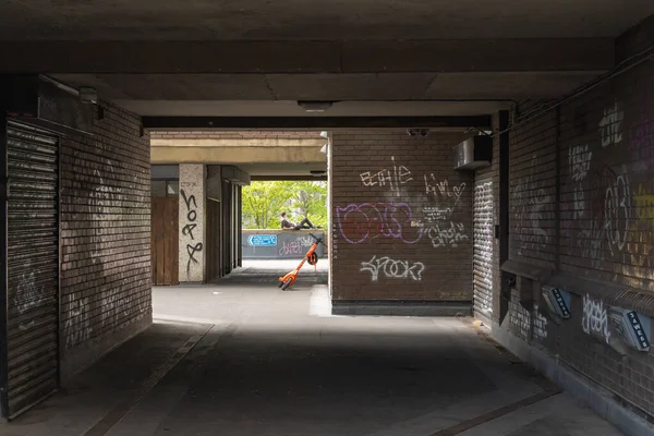 Man Som Lutar Sig Mot Vägg Stadsmiljö Begreppet Avkoppling Staden — Stockfoto