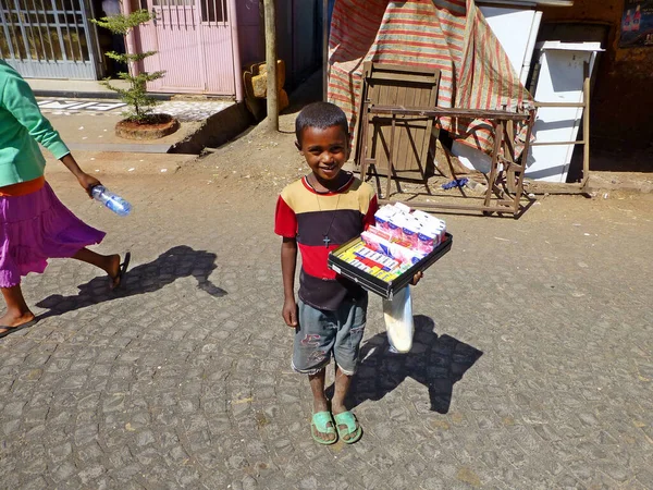 Ein Armer Kleiner Afrikanischer Junge Verkauft Gewebe Äthiopien — Stockfoto
