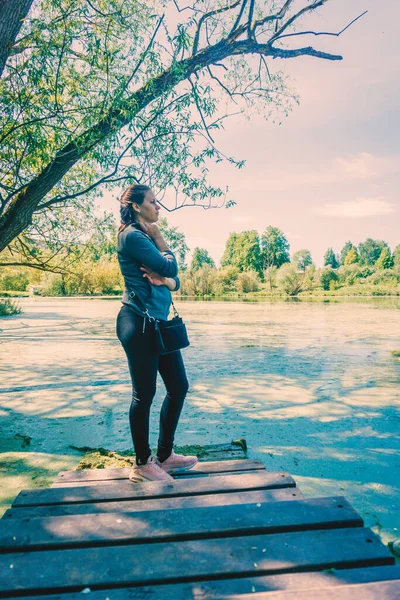 Närbild Vacker Kvinna Njuter Vacker Sommardag Vertikal Skott Naturlig Miljö — Stockfoto