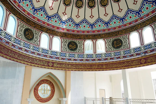 Interior Arquitetura Uma Mesquita Com Letras Árabes Símbolos Decorações — Fotografia de Stock