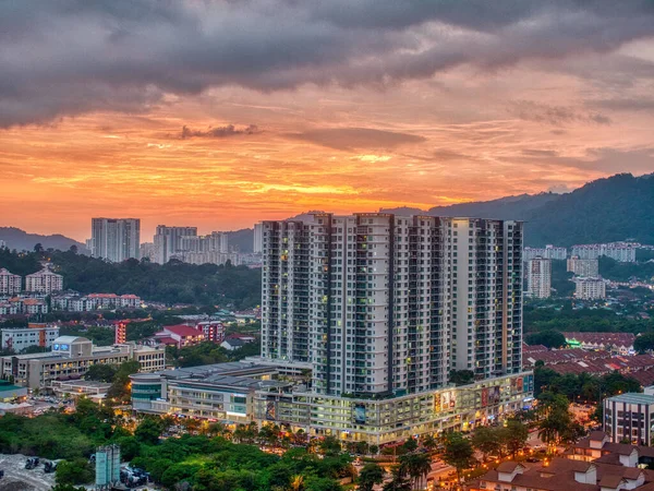 Eine Luftaufnahme Moderner Gebäude Einer Stadt Bei Sonnenuntergang — Stockfoto