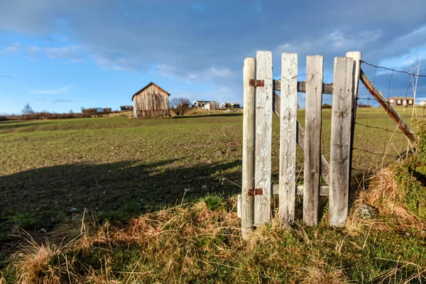 一种古老的木制栅栏 位于农村地区 在阳光明媚的天气背景下有一个小棚屋 — 图库照片