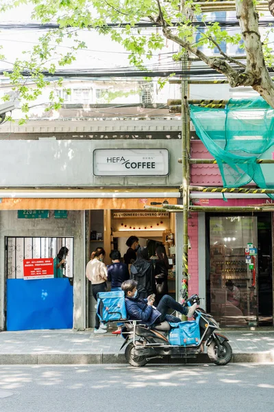 Hefa咖啡外卖咖啡店前一条街的垂直截图 — 图库照片
