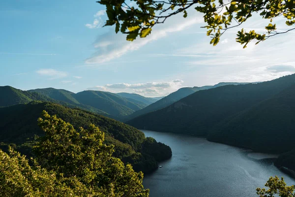 Antenn Utsikt Över Vacker Sjö Nära Bergen — Stockfoto