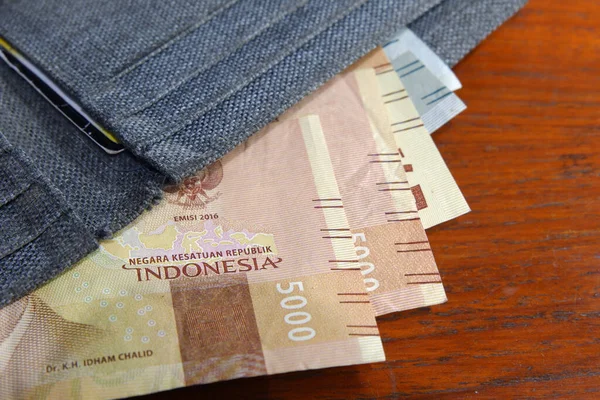 Een Close Shot Van Indonesische Bankbiljetten Steken Uit Een Portemonnee — Stockfoto