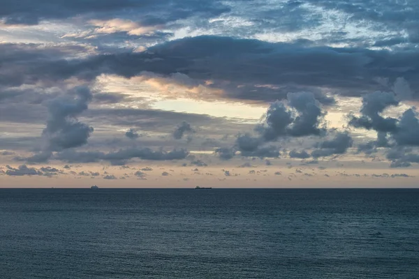 Uma Paisagem Tranquila Oceano Com Céu Nublado Fundo Ilha Wight — Fotografia de Stock