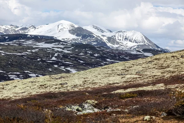 Ein Malerischer Blick Auf Verschneite Berge Einer Ländlichen Gegend Bewölkten — Stockfoto