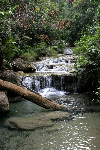 Vertikální Záběr Krásného Kaskádového Vodopádu Národním Parku Erawan Thajsko — Stock fotografie
